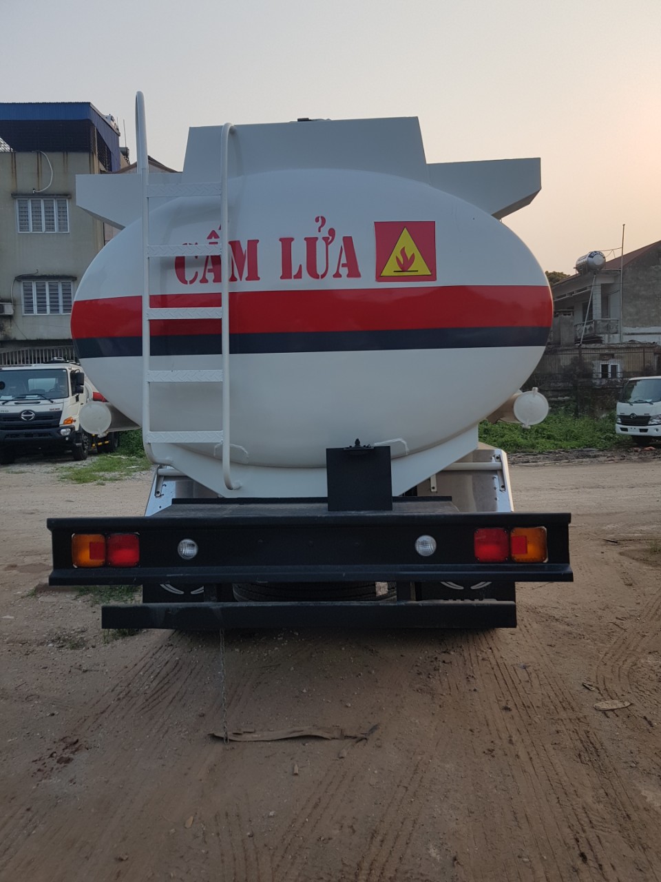hino1.jpg