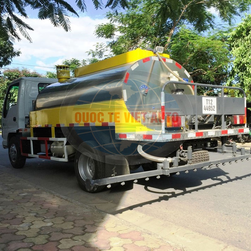 xe-phun-rai-nhua-duong xe phun rải nhựa đường 7m3 isuzu