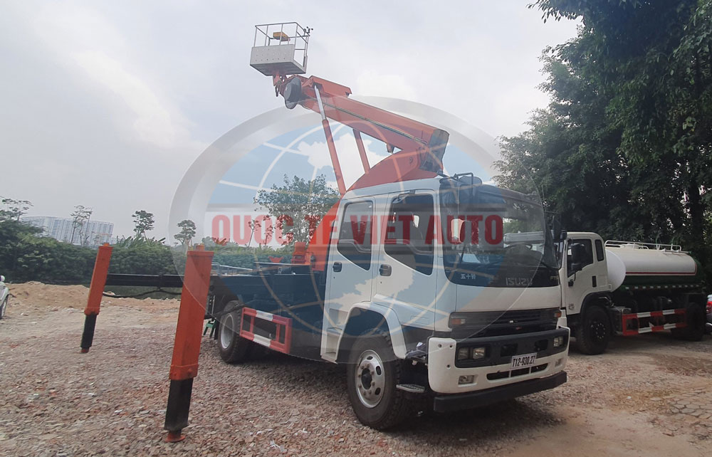 xe ô tô nâng người làm việc trên cao